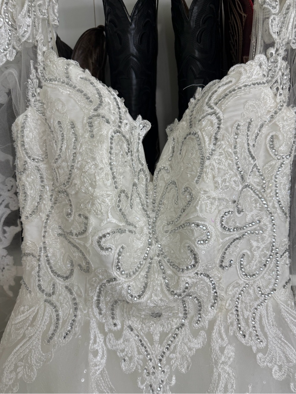 Elegant White Lace A-Line Wedding Dress with Illusion Sleeves - Picture 6 of 9